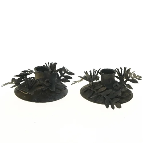 Dekorative fyrfadsstager i blomstermetaldesign fra Søstrene Grene (str. Ø 9 cm)