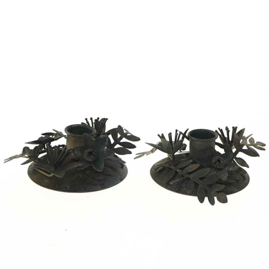 Dekorative fyrfadsstager i blomstermetaldesign fra Søstrene Grene (str. Ø 9 cm)