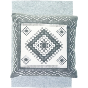 Tæpper/løber (2 stk) og pyntepuder (3 stk), måler hhv 93 x 61 og 45 x 45 cm