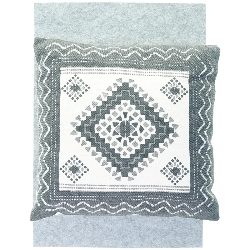 Tæpper/løber (2 stk) og pyntepuder (3 stk), måler hhv 93 x 61 og 45 x 45 cm