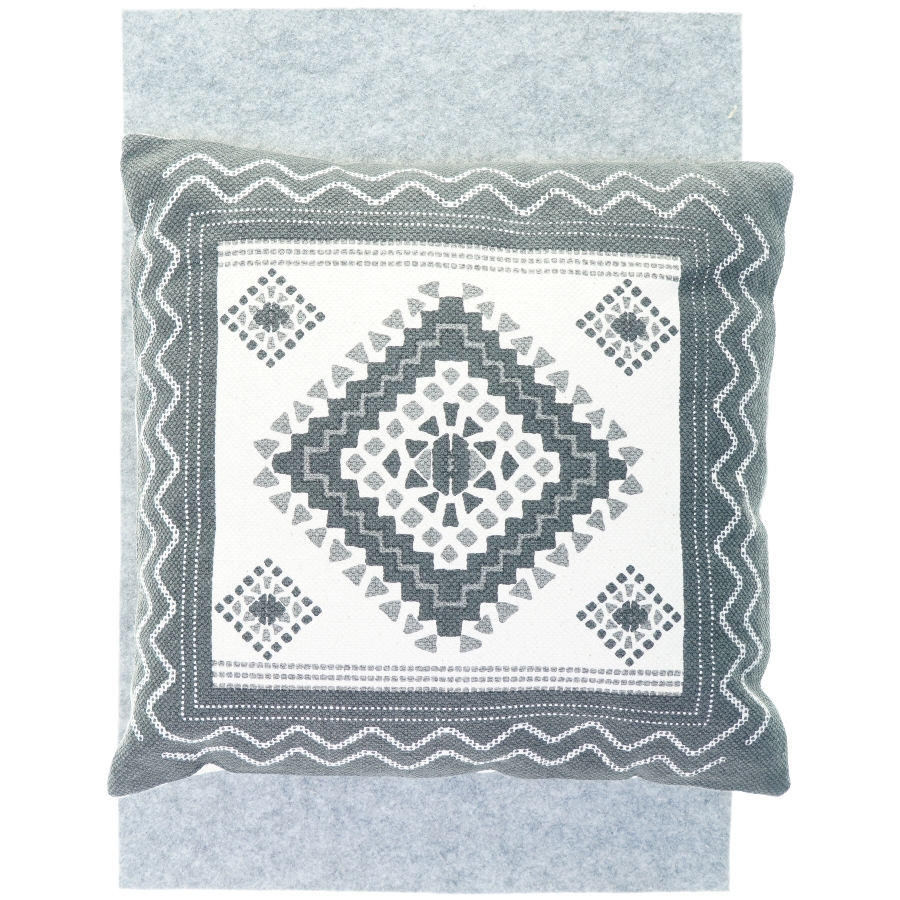 Tæpper/løber (2 stk) og pyntepuder (3 stk), måler hhv 93 x 61 og 45 x 45 cm