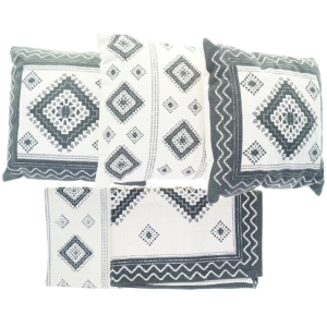 Tæpper/løber (2 stk) og pyntepuder (3 stk), måler hhv 93 x 61 og 45 x 45 cm