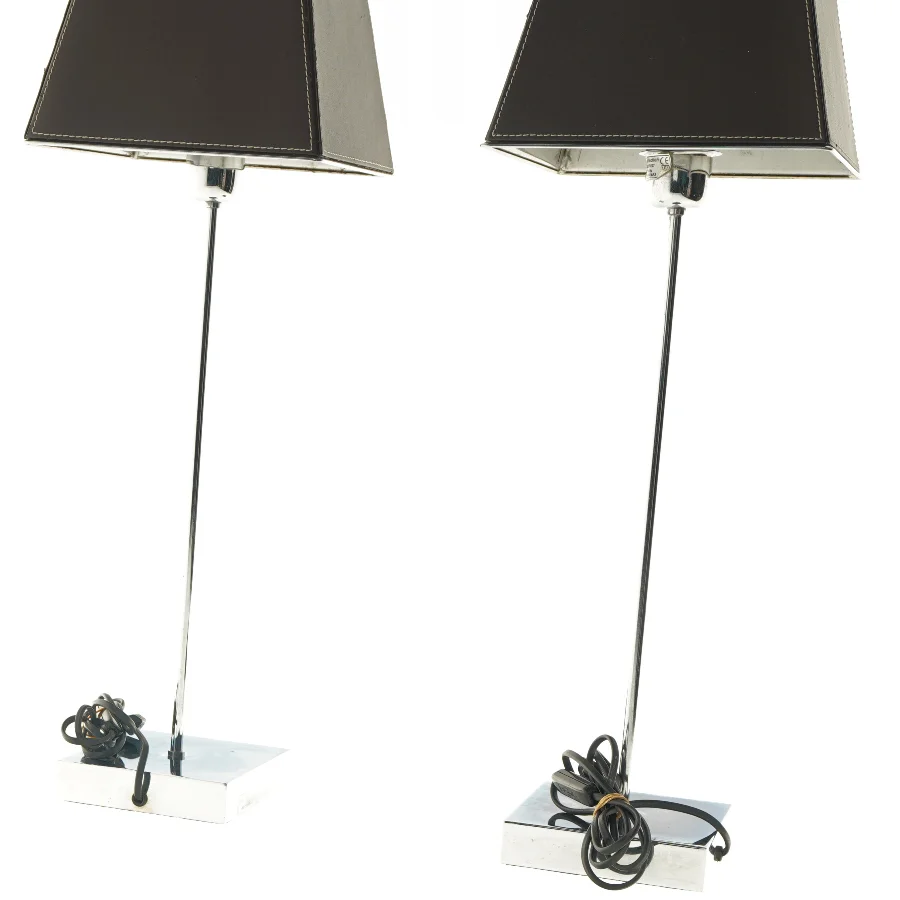 Er par bordlamper af stål med skærme af brunt læder (højde 63 cm)
