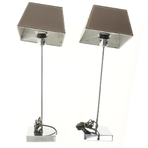 Er par bordlamper af stål med skærme af brunt læder (højde 63 cm)