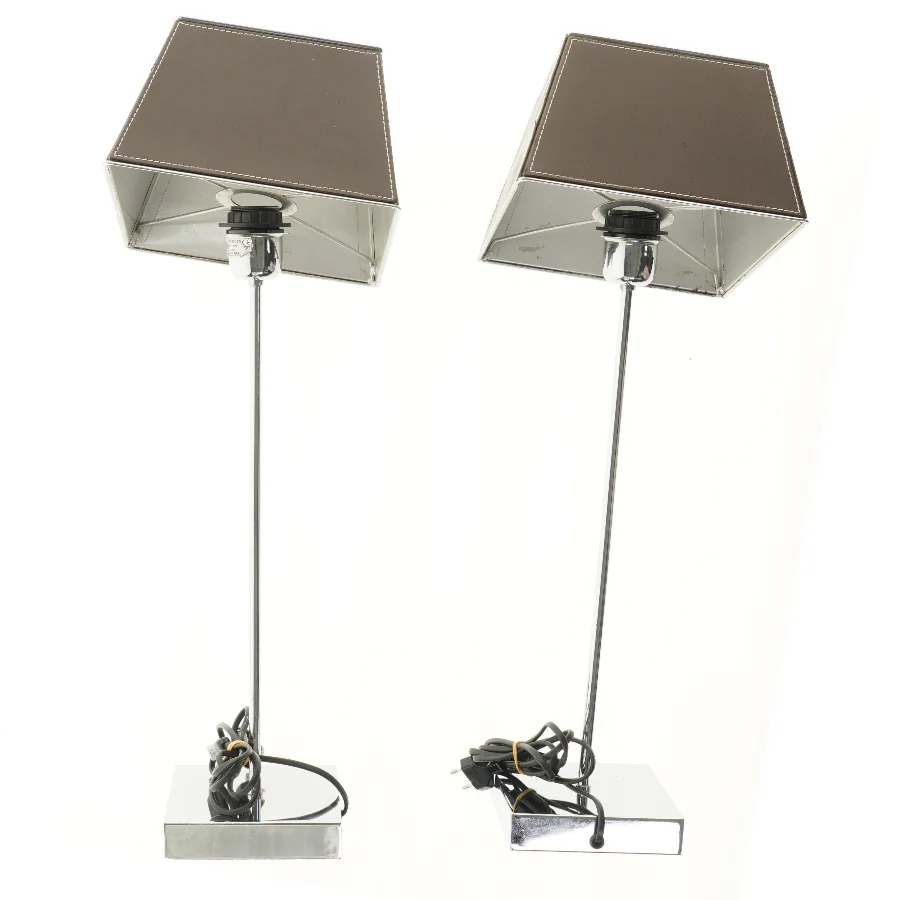 Er par bordlamper af stål med skærme af brunt læder (højde 63 cm)
