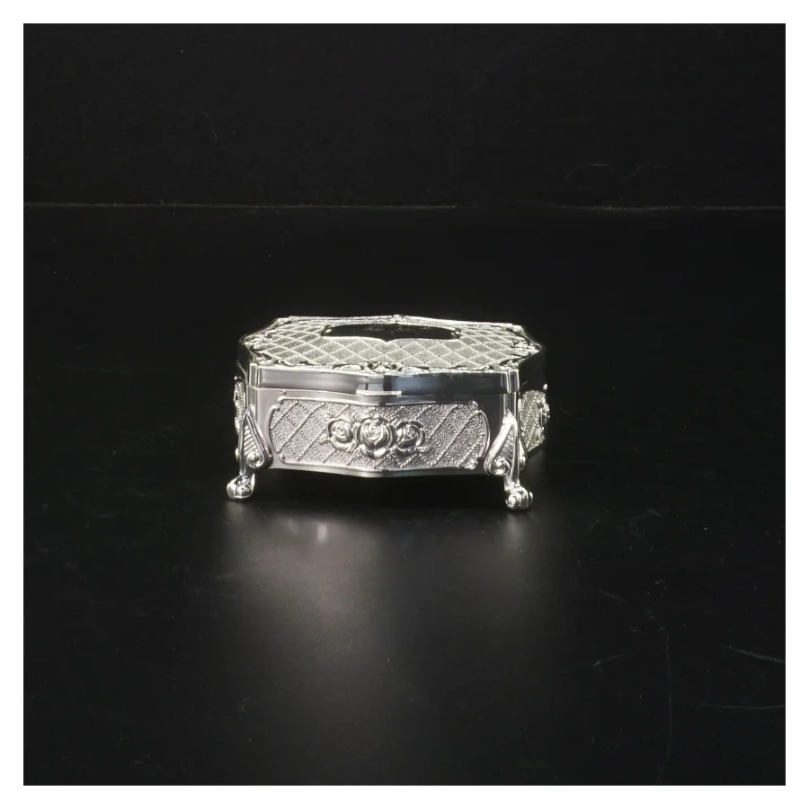 Lille “sølv” skrin med foer af velour (str. 9 x. 6 cm)