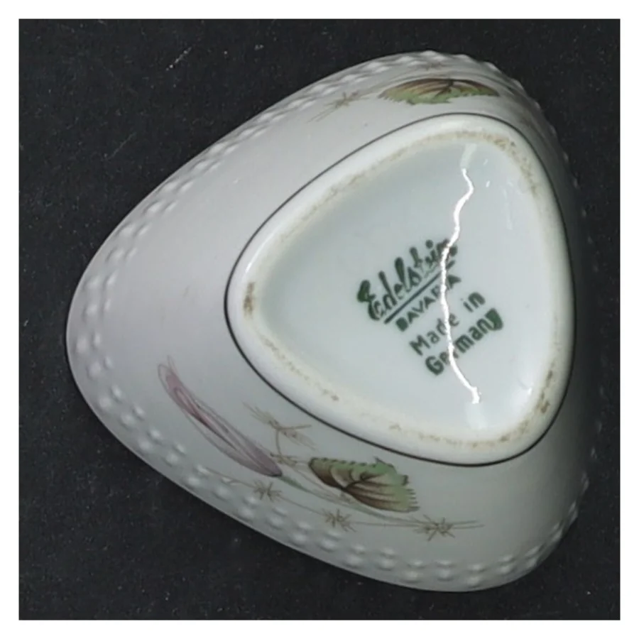 Hvidt porcelænsaskebæger fra Edelstein (str. 6 cm)