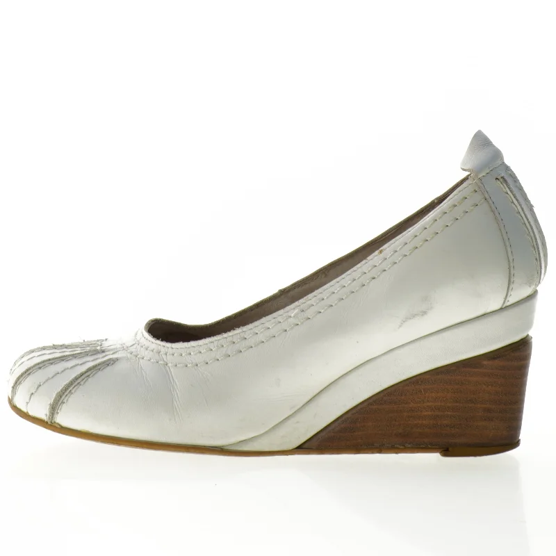 Hvide lædersko med kilehæl (str. 38)