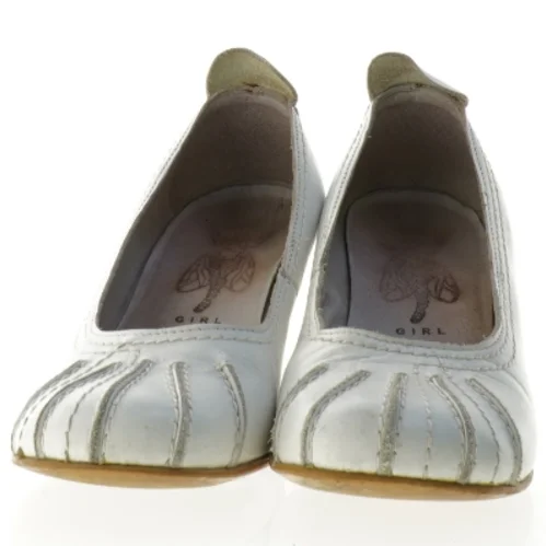 Hvide lædersko med kilehæl (str. 38)