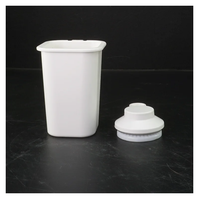 hvid fra IKEA (str. 11 x 8 cm. og. 10 cm)