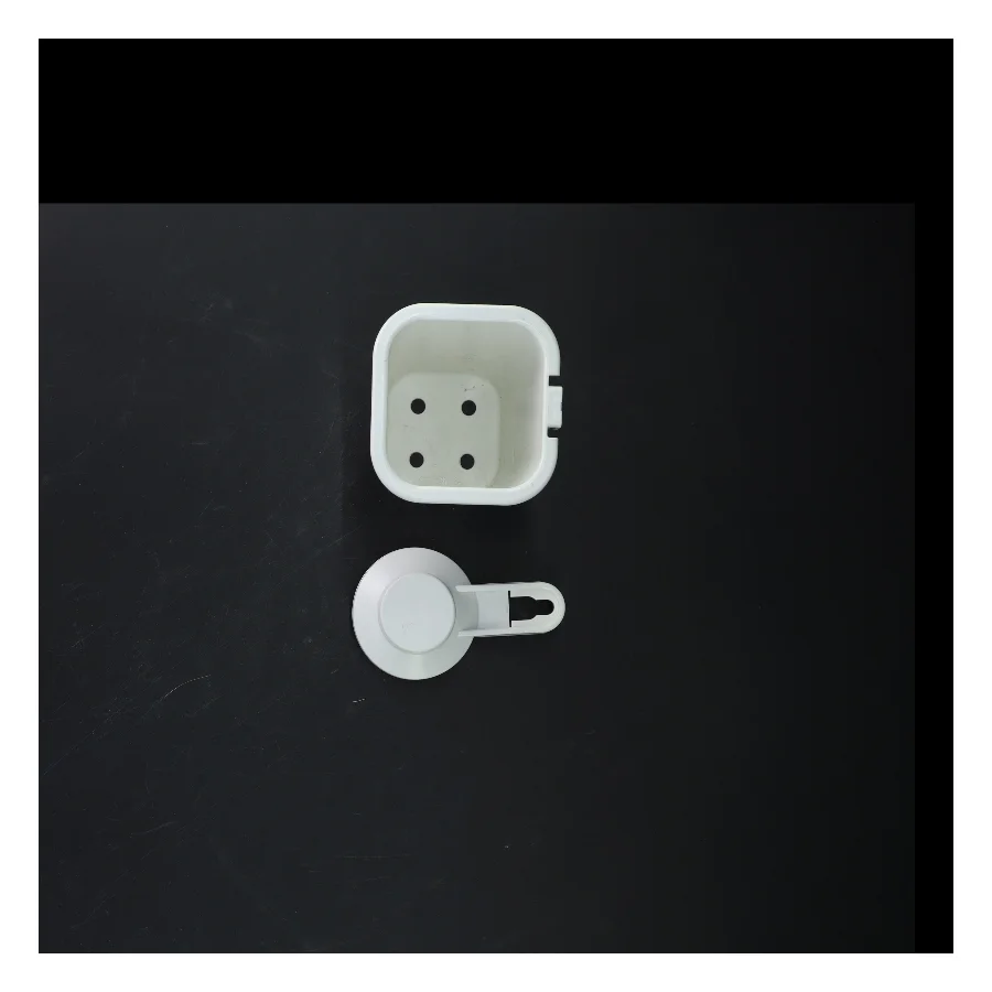 hvid fra IKEA (str. 11 x 8 cm. og. 10 cm)