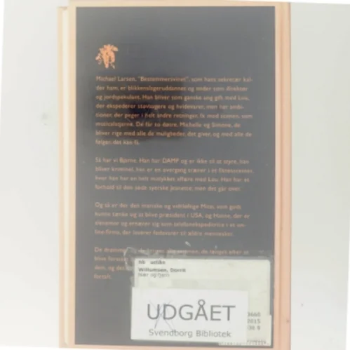 Nær og fjern af Dorrit Willumsen (Bog)