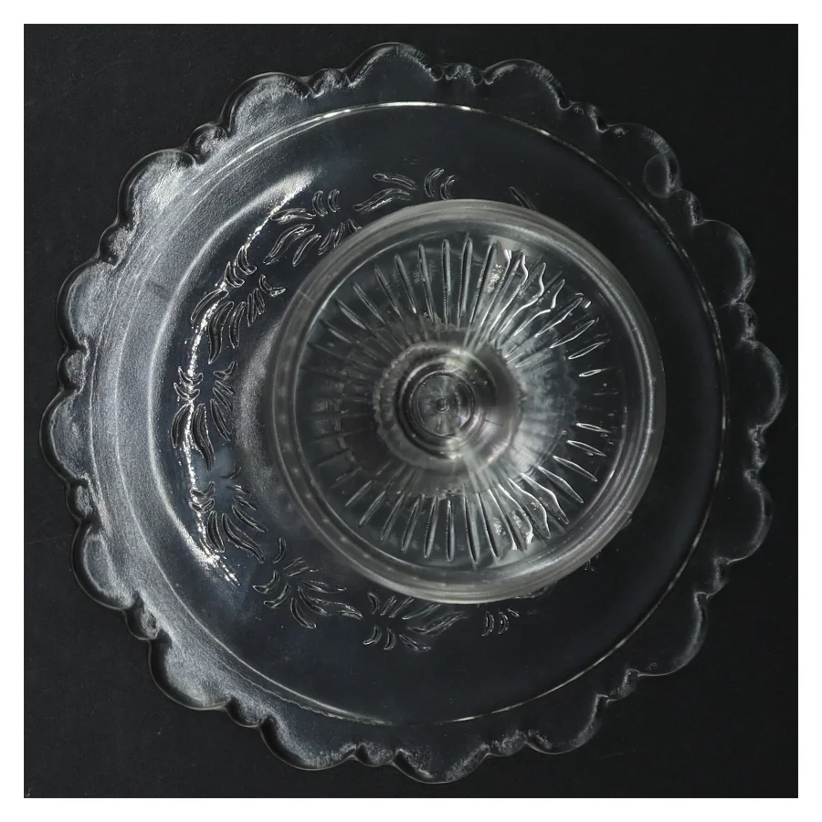 Glastallerken på fod (str. H. 7,5 cm. ø. 17 cm)