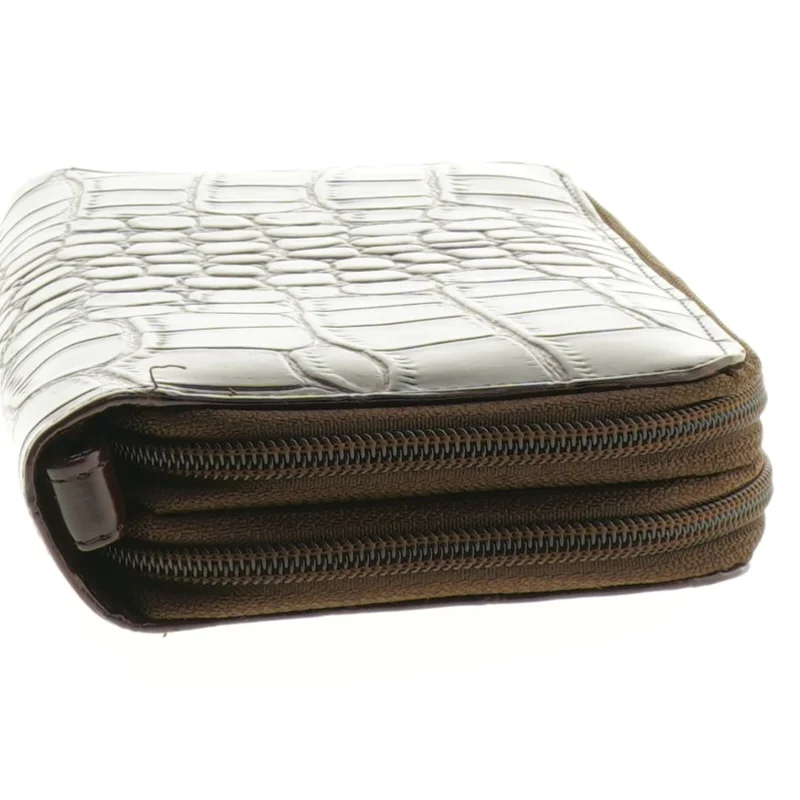 Brun krokodillepræget pung fra Lacoste (str. 21 x. 12 cm)