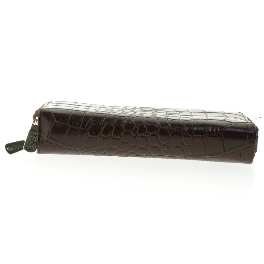 Brun krokodillepræget pung fra Lacoste (str. 21 x. 12 cm)