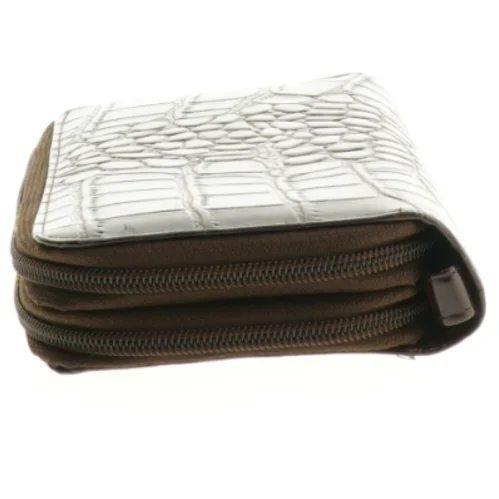 Brun krokodillepræget pung fra Lacoste (str. 21 x. 12 cm)