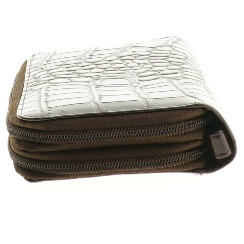 Brun krokodillepræget pung fra Lacoste (str. 21 x. 12 cm)