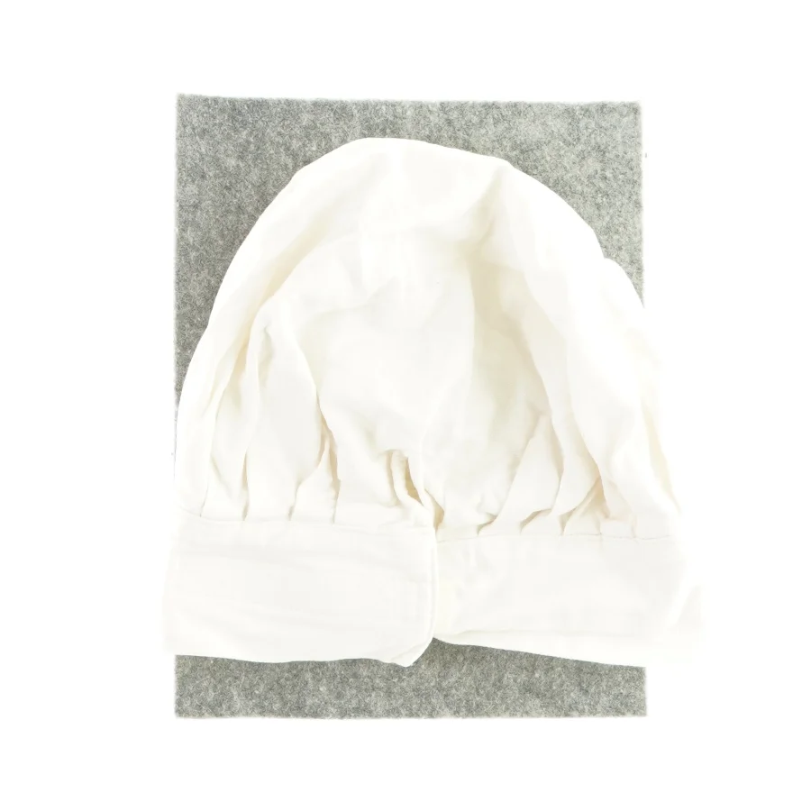 Lille hvid babyhat fra Sebra, justerbar størrelse