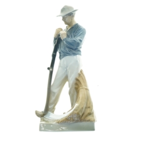 Porcelænsfigur Mand med le fra Royal Copenhagen (str. 25 x 13 cm)