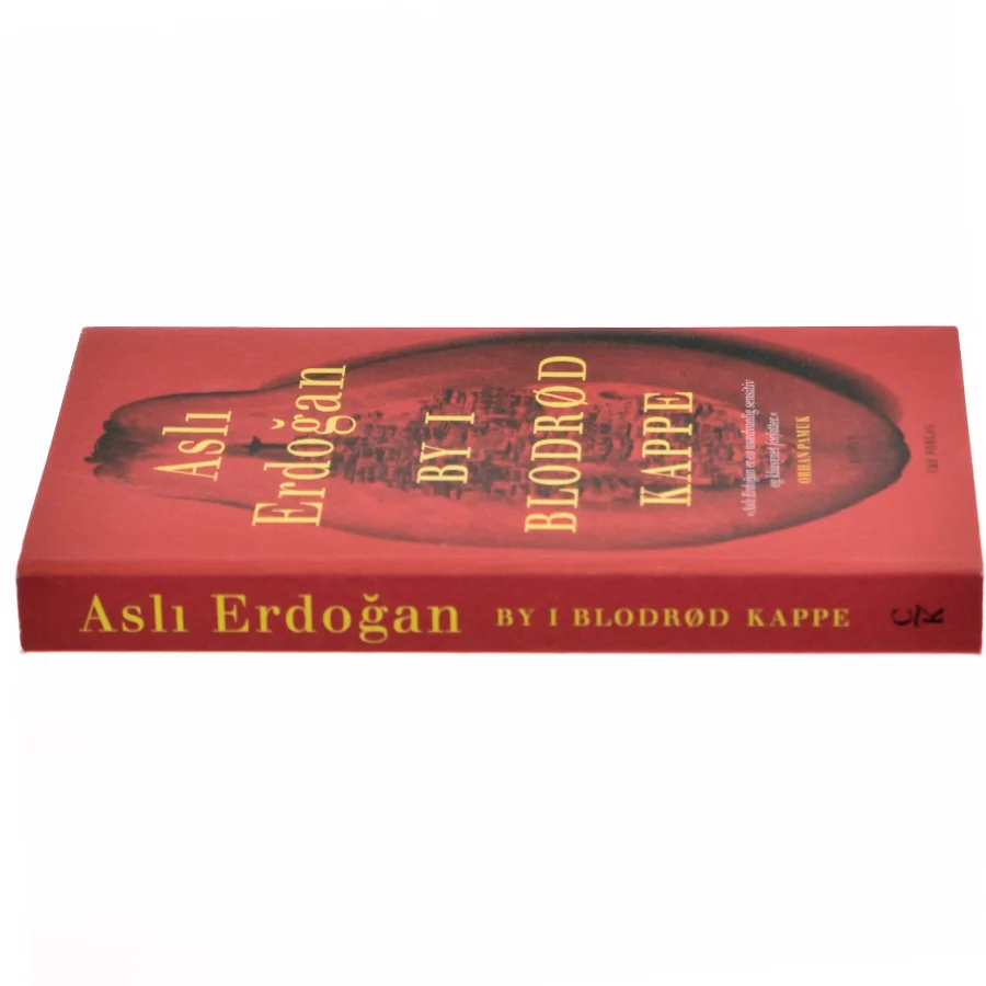 By i blodrød kappe : roman af Asli Erdogǎn (f. 1967) (Bog)