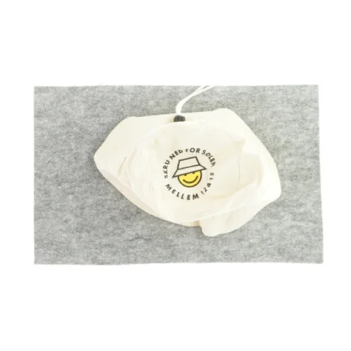 Bølle hat med motiv på toppen (str. ca. 2-4 år)