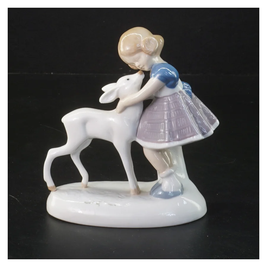 Porcelænsfigur af pige og dådyr (str. 13x11 cm)