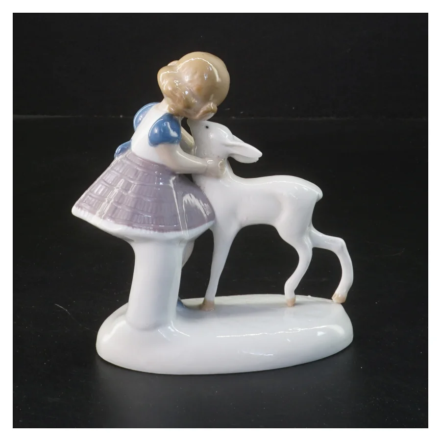 Porcelænsfigur af pige og dådyr (str. 13x11 cm)