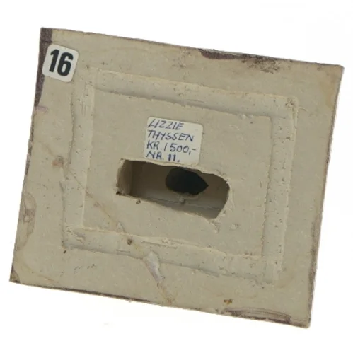 Lille skulptur af siddende figur (str. 12x12x10 cm)