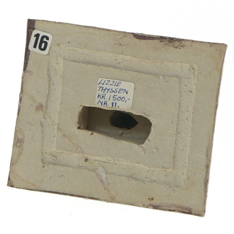 Lille skulptur af siddende figur (str. 12x12x10 cm)