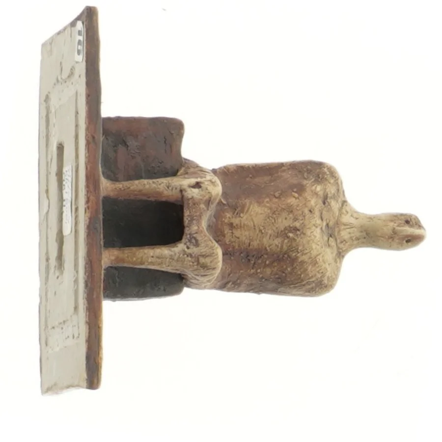 Lille skulptur af siddende figur (str. 12x12x10 cm)