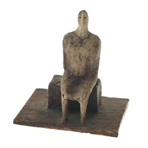 Lille skulptur af siddende figur (str. 12x12x10 cm)