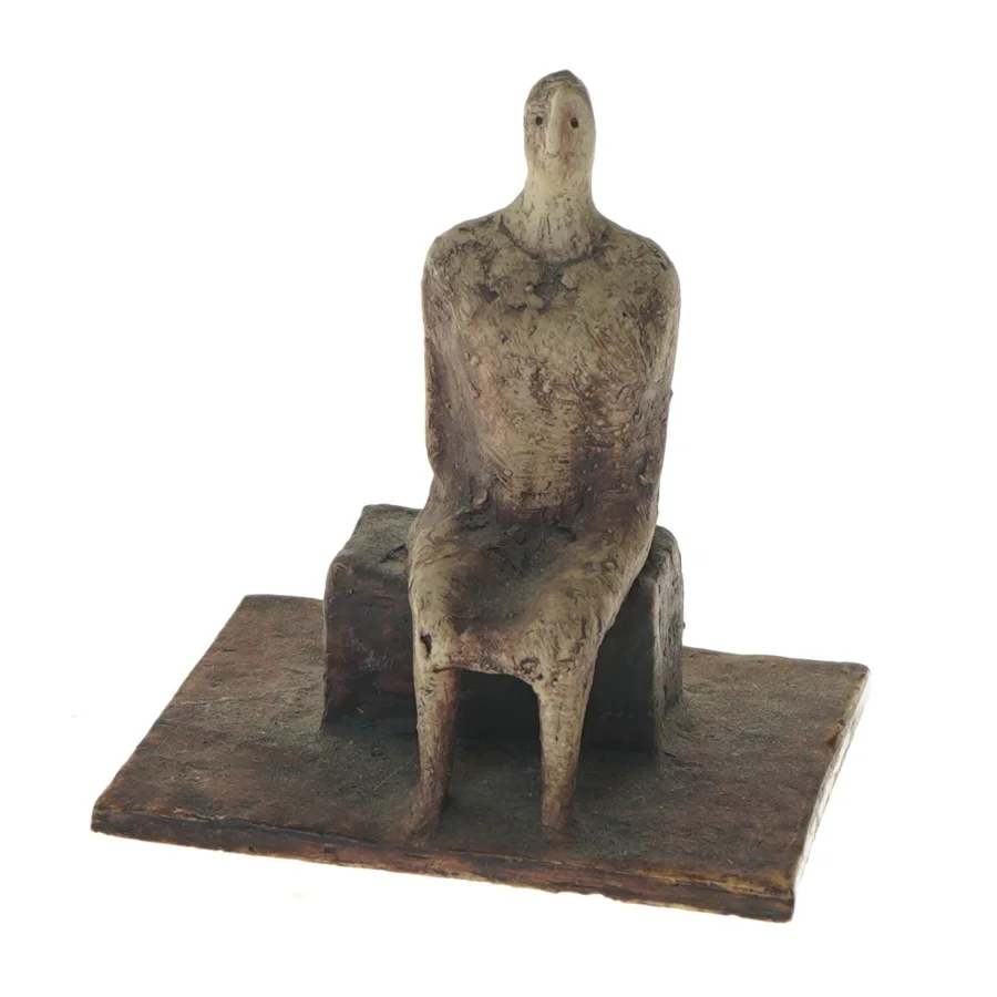 Lille skulptur af siddende figur (str. 12x12x10 cm)