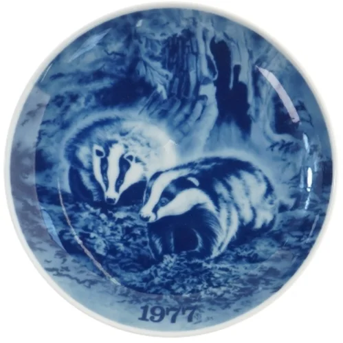 Jagtplatte med grævlinger fra 1977 fra Tove Svendsen (str. Ø 19,5 cm)