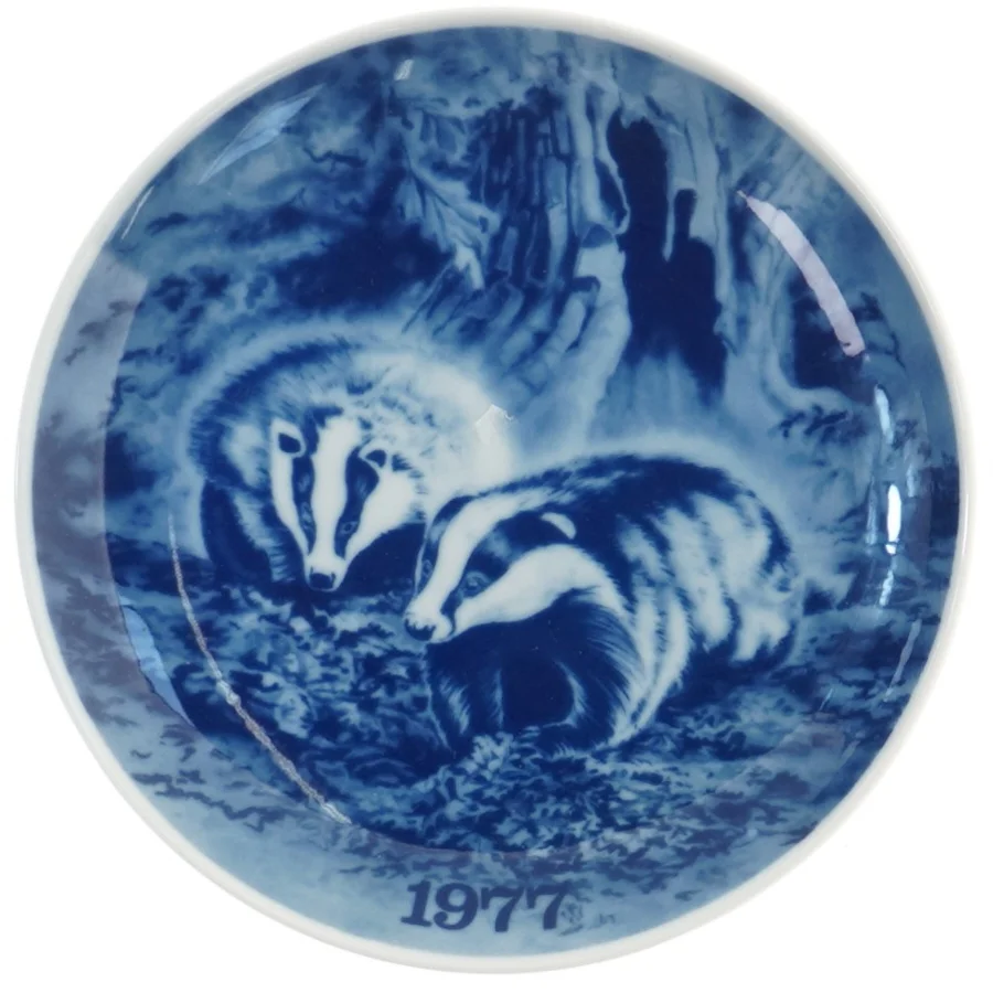 Jagtplatte med grævlinger fra 1977 fra Tove Svendsen (str. Ø 19,5 cm)