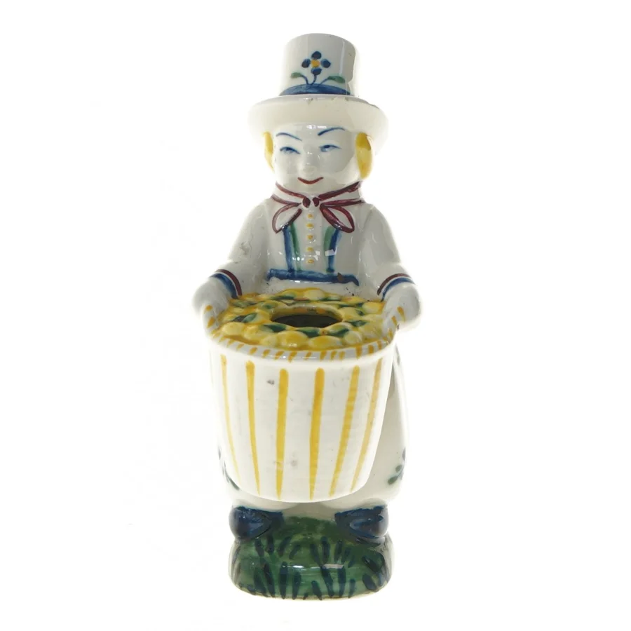 Keramisk figur med blomsterdekoration (str. 15 cm)