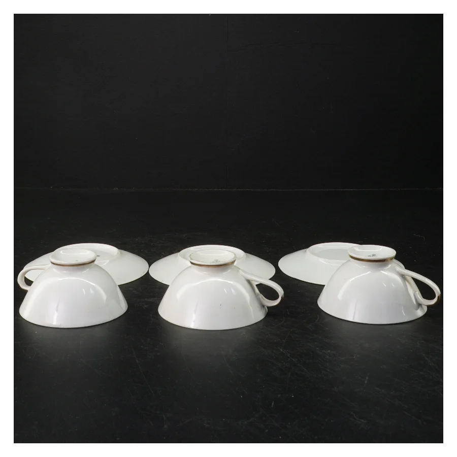 Porcelænskopper med underkopper fra Bavaria (str. Kopper. ø. 9 cm. tallerkener. ø. 12 cm)