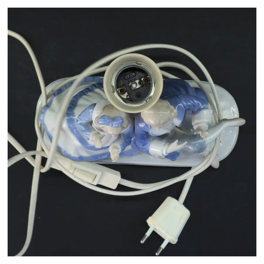 Porcelæn bordlampe med figurine par (str. 23,5 cm)