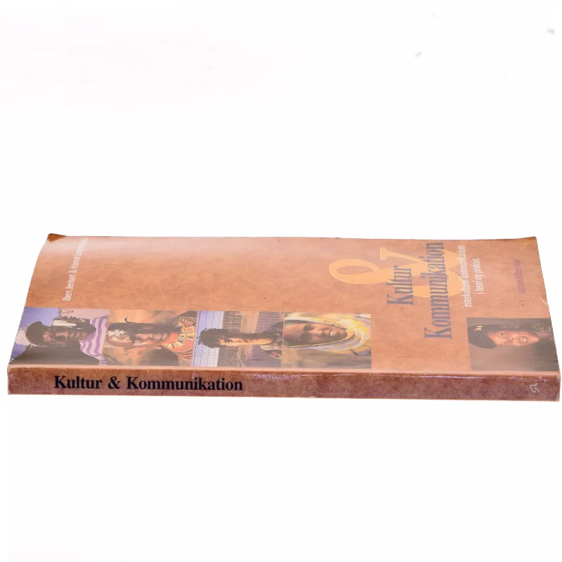 Kultur og kommunikation : interkulturel kommunikation i teori og praksis (Bog)