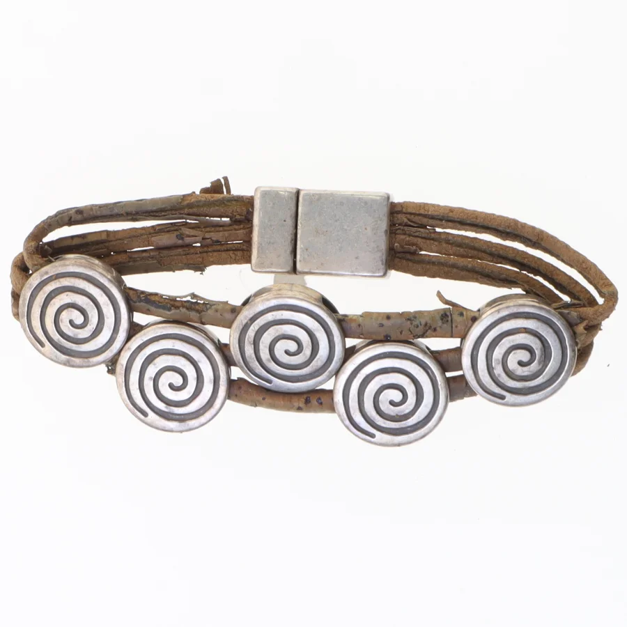 Korkarmbånd med metal dekoration (str. 20 cm)