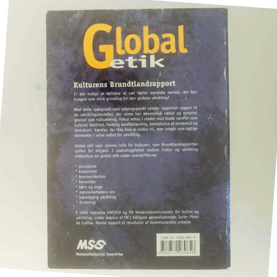 Global etik : kulturens Brundtlandrapport : rapport fra Verdenskommissionen for kultur og udvikling af Javier Pérez de Cuéllar m.fl. (Bog)