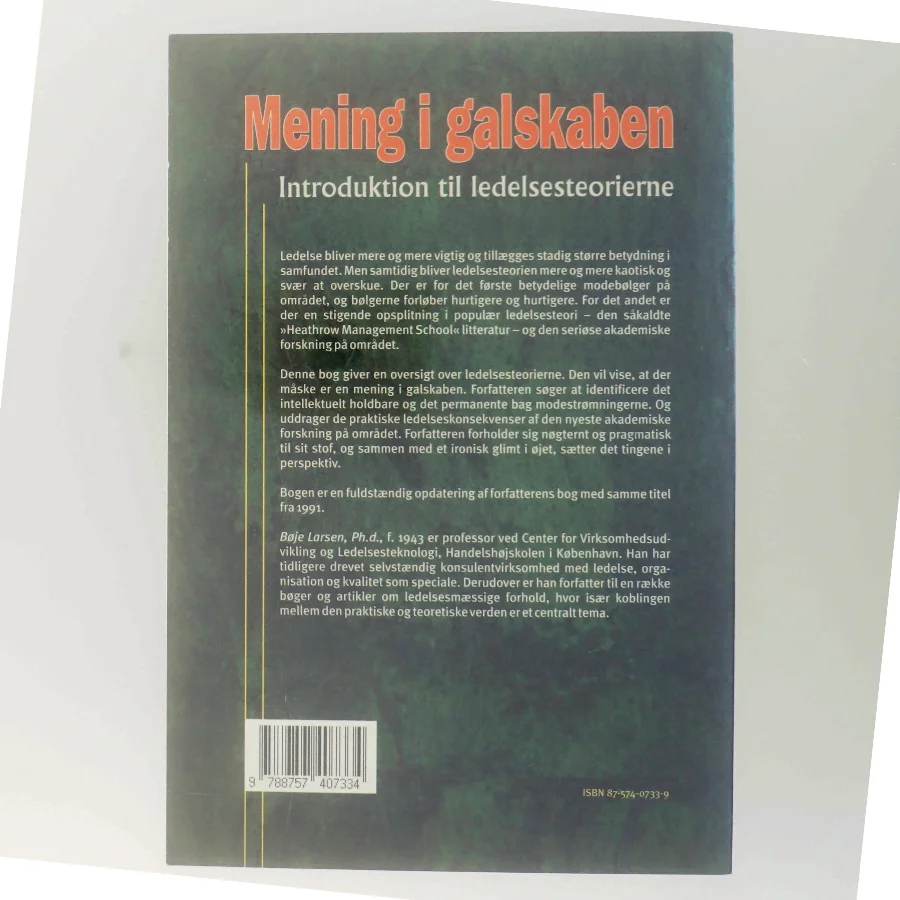 Mening i galskaben : oversigt over ledelsesteorierne af Bøje Larsen (f. 1943) (Bog)