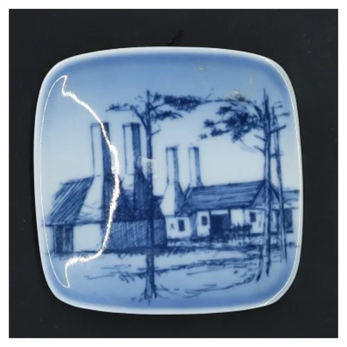 Dekorativ porcelænstallerken med landskabsmotiv fra B&G (str. 8,5x8,5 cm)
