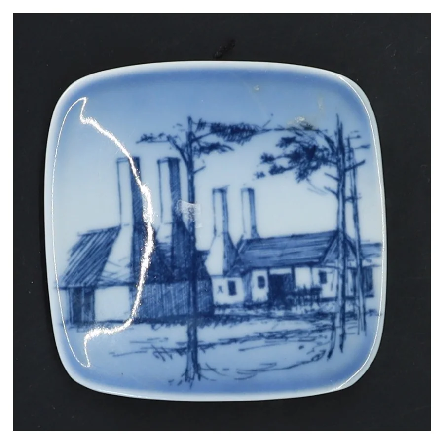 Dekorativ porcelænstallerken med landskabsmotiv fra B&G (str. 8,5x8,5 cm)