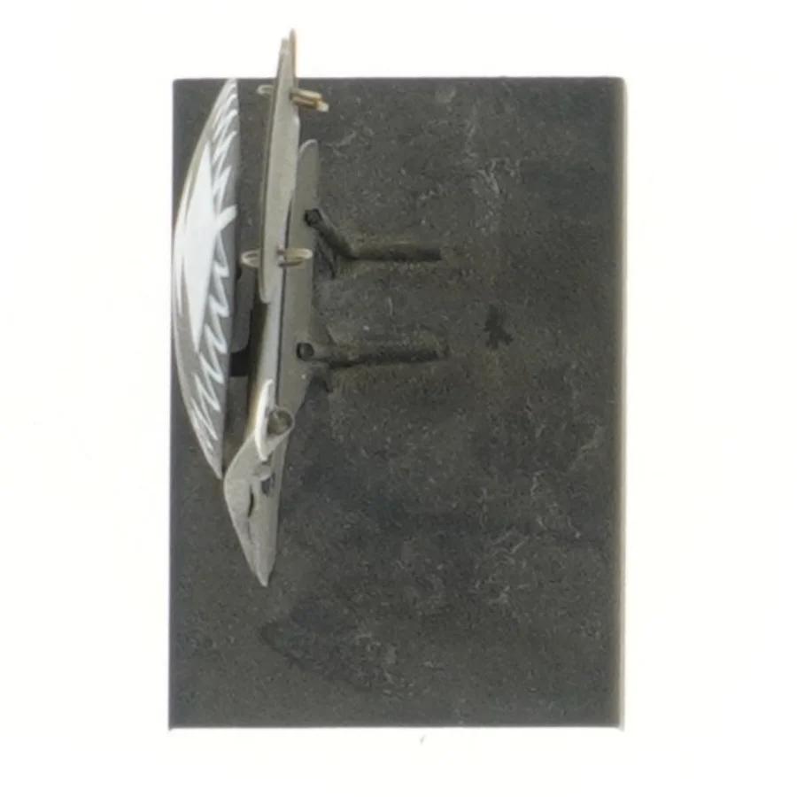 Afrikansk figur med skjold (str. 28x9,5 cm)