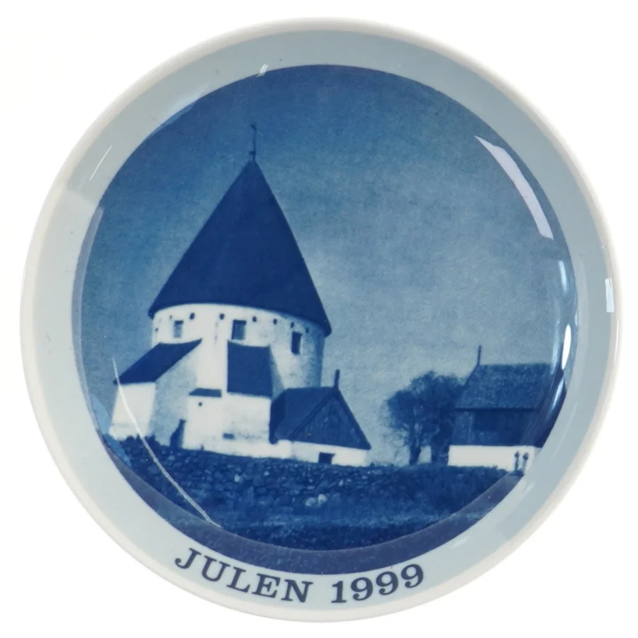 Juleplatte med kirke, 1999 fra Scan Lekven Design (str. Ø 19,5 cm)
