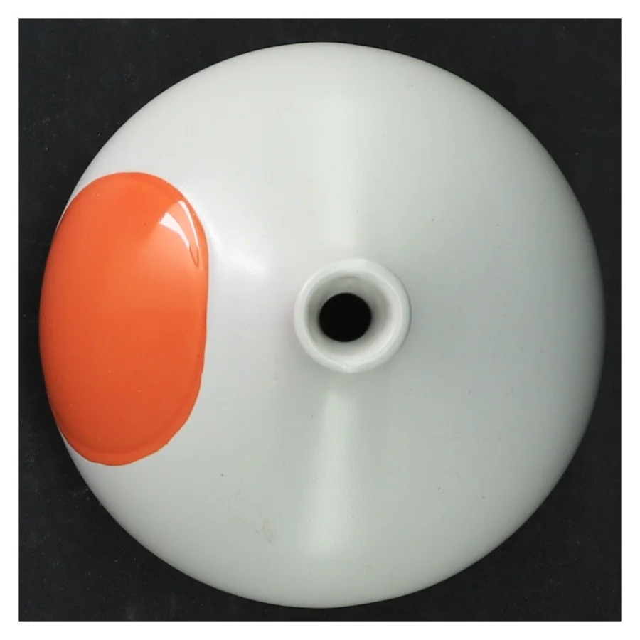 Hvid vase med orange detalje fra Speedtsberg (str. 10 cm ø. 10,5 cm)