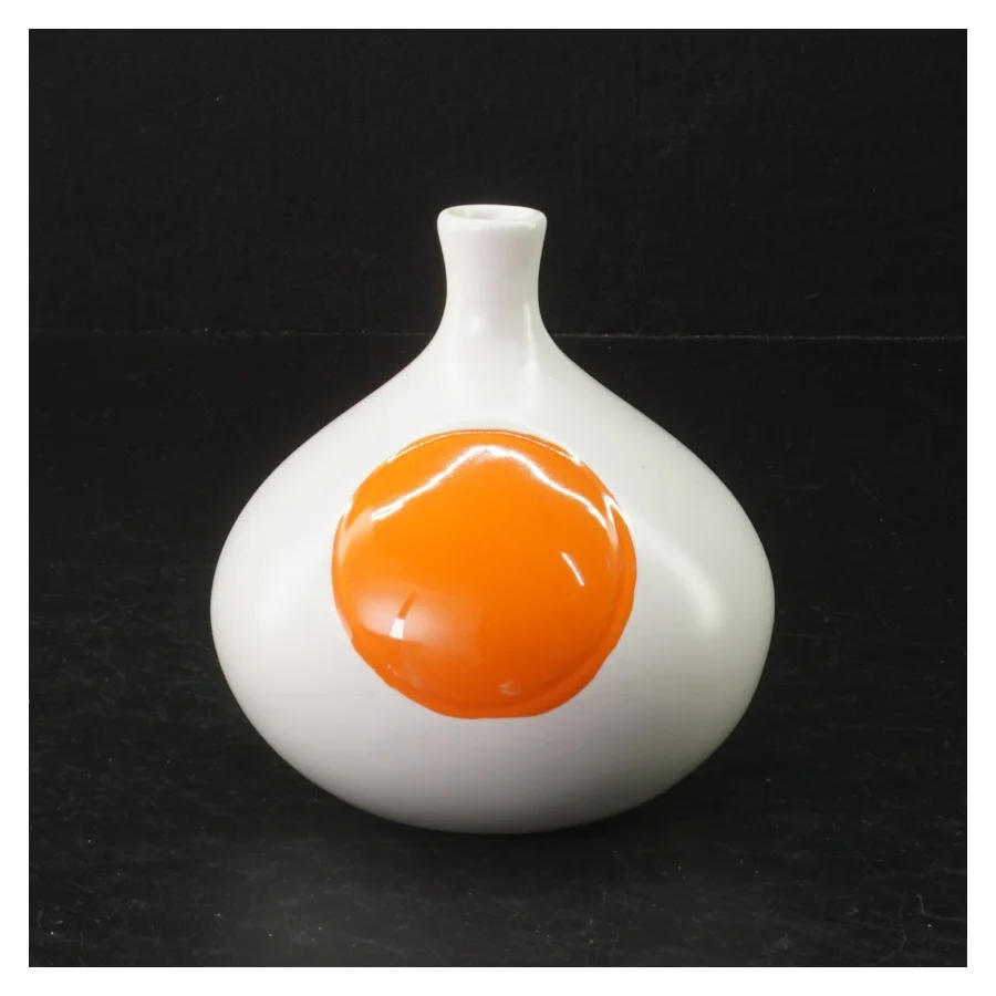 Hvid vase med orange detalje fra Speedtsberg (str. 10 cm ø. 10,5 cm)