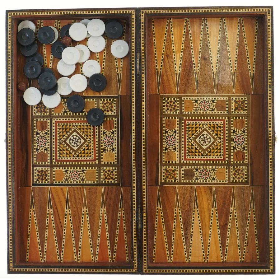 Traditionelt brætspil i træ (str. 25x50x8 cm)