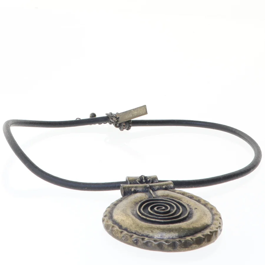 Halskæde med vedhæng (str. 50 cm)