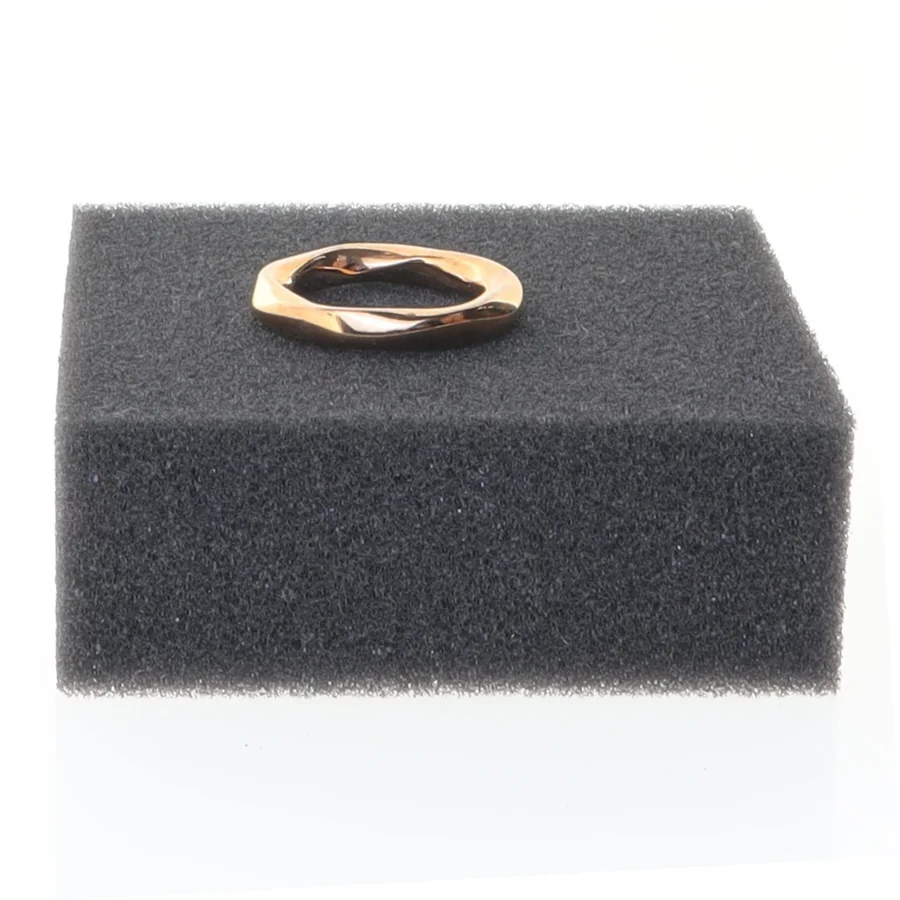 Dekorativ Ring (str. 56)